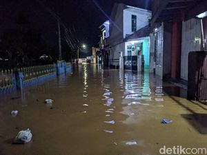 Luapan Sungai Cimande Merendam Pemukiman di Cimanggung