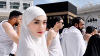 Potret Haru Celine Evangelista Jalani Umrah