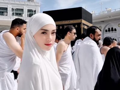 Potret Haru Celine Evangelista Jalani Umrah