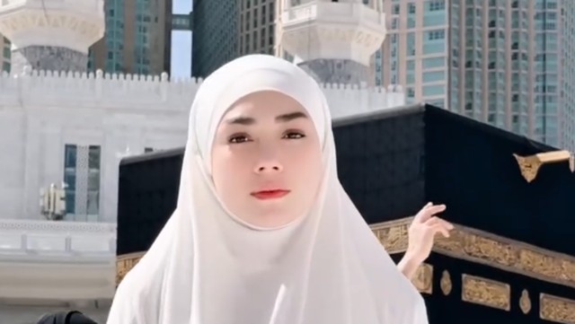 Kabar Terkini Artis dari InsertLive : Terpopuler: Awal Mula Lisa Mariana Dekati RK vs Cerita Syahadat Celine Evangelista