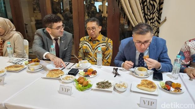 Dubes Turki Talip Kucukcan buka puasa bersama Menteri Budaya Fadli Zon. Kucukcan menunjukkan takjil khas masyarakat Turki pada bulan Ramadan. (Kurniawan F/detikcom)