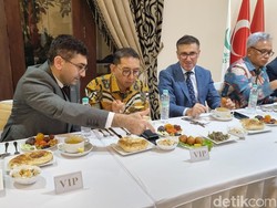 Dubes Turki Buka Puasa Bersama Fadli Zon, Kenalkan Takjil Ramazan Pide-Hurma