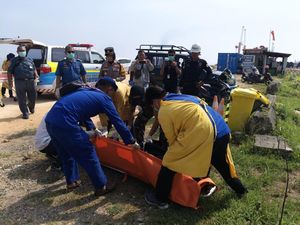 Aksi Dramatis ABK MT Ronggolawe Selamatkan Diri Saat Kapalnya Meledak