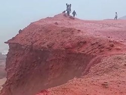 Hujan Darah Turun di Iran Bikin Turis Takjub