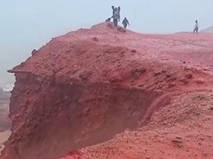 Hujan Darah Turun di Iran Bikin Turis Takjub Hujan Darah Turun di Iran Bikin Turis Takjub