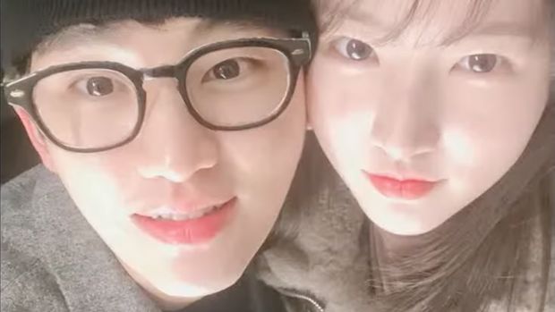 Foto lama Kim Soo-hyun dan Kim Sae-ron nan dibongkar ke publik oleh saluran YouTube Garosero Research Institute pada Kamis (13/3/2025). (Arsip Garosero Research Institute via YouTube)