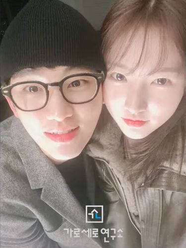 Foto lama Kim Soo-hyun dan Kim Sae-ron nan dibongkar ke publik oleh saluran YouTube Garosero Research Institute pada Kamis (13/3/2025). (Arsip Garosero Research Institute via YouTube)