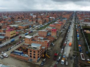 Foto Udara Antrean Panjang di SPBU Bolivia Foto Udara Antrean Panjang di SPBU Bolivia