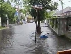 Hujan Deras Sebabkan Sejumlah Ruas Jalan Kota Malang Jadi Waterpark Dadakan