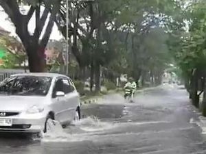 Jalanan Kota Malang Tergenang Dampak Hujan Deras Jalanan Kota Malang Tergenang Dampak Hujan Deras