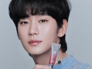 8 Foto Kim Soo Hyun Jadi Model Iklan Parfum Hingga Kosmetik, Terancam Boikot 8 Foto Kim Soo Hyun Jadi Model Iklan Parfum Hingga Kosmetik, Terancam Boikot
