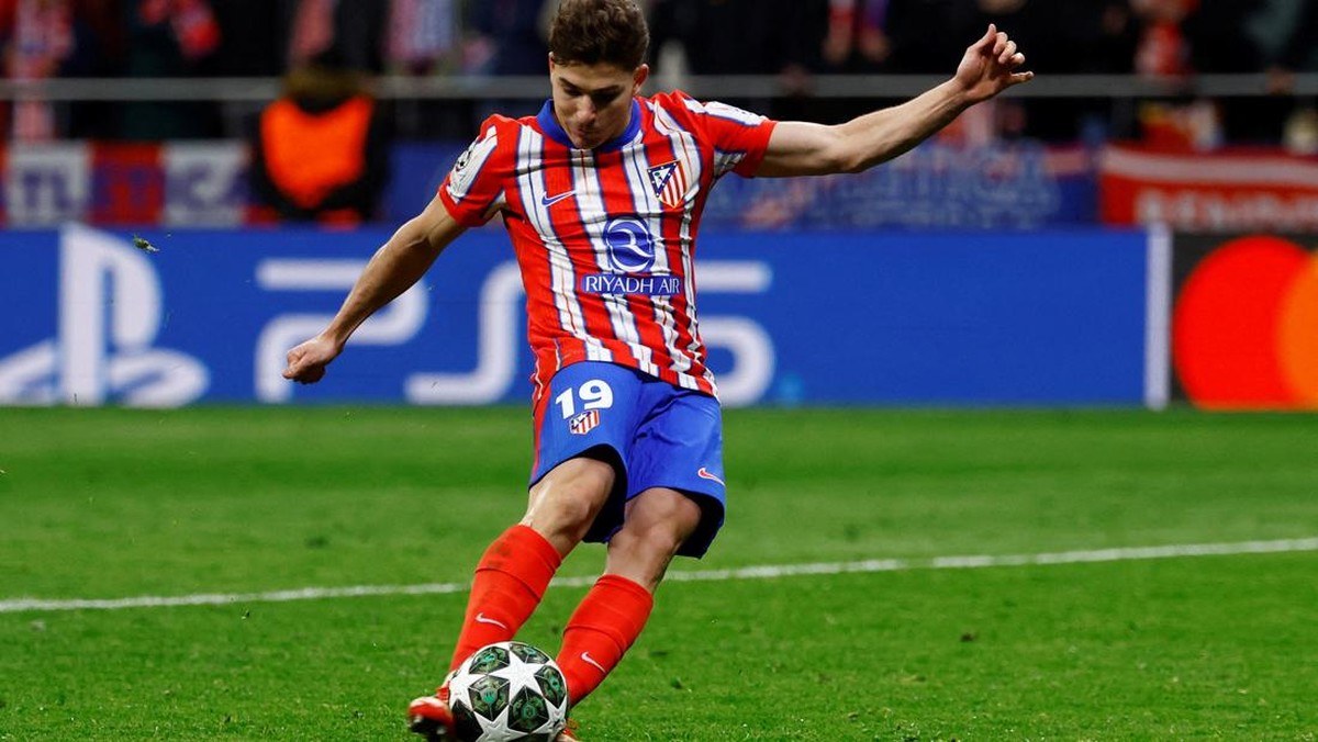 Gol penalti Alvarez dianulir karena menyentuh bola dua kali. Foto: REUTERS/Susana Vera