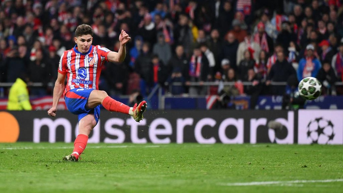 Momen Julian Alvarez terpeleset saat menendang penalti. Foto: UEFA via Getty Images/David Ramos - UEFA