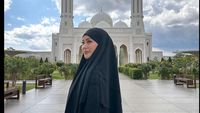 Foto Mantan Bintang Porno Rae Lil Black di Masjid Malaysia