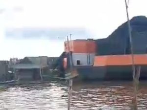 Detik-detik Tongkang Batu Bara Tabrak 2 Rumah di Sungai Musi Palembang Detik-detik Tongkang Batu Bara Tabrak 2 Rumah di Sungai Musi Palembang