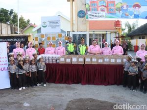 Bhayangkari Bojonegoro dan Anak TK Meriahkan Ramadan dengan Berbagi Takjil