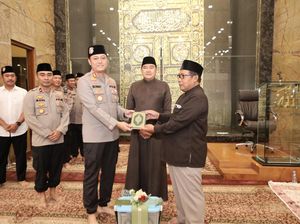 Kapolres Lamongan Tarawih dan Serahkan Mushaf Al-Quran di Masjid Namira Kapolres Lamongan Tarawih dan Serahkan Mushaf Al-Quran di Masjid Namira