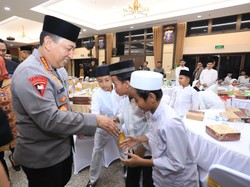 Kapolri Buka Puasa Bareng Media-Masyarakat, Bagikan Tali Asih ke 2.244 Anak Yatim