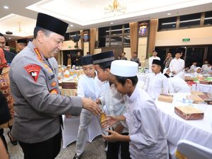 Kapolri Buka Puasa Bareng Media-Masyarakat, Bagikan Tali Asih ke 2.244 Anak Yatim Kapolri Buka Puasa Bareng Media-Masyarakat, Bagikan Tali Asih ke 2.244 Anak Yatim