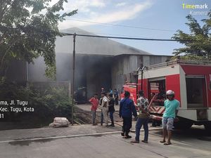 Polisi Selidiki Penyebab Kebakaran di Pabrik Kayu KIW Semarang