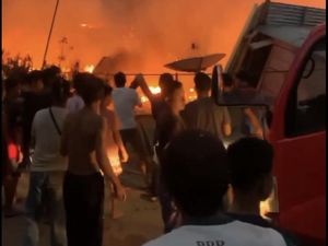 Kebakaran Hebat di Suli Barat Luwu Jelang Buka Puasa, 6 Rumah Hangus Kebakaran Hebat di Suli Barat Luwu Jelang Buka Puasa, 6 Rumah Hangus