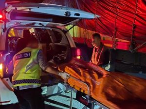 Sopir Truk Towing Tewas Usai Tabrak Tronton di Pantura Batang