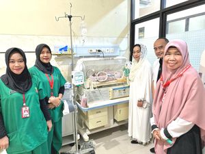 Bayi yang Ditemukan di Belakang Pesantren Diangkat Anak oleh Zita Anjani