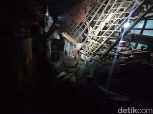 Brakk! Atap Bangunan Pasar Jatibarang Brebes Ambruk