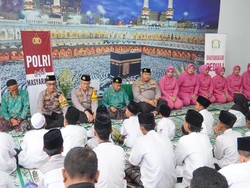 Kapolres Pasuruan Berbagi Bersama Anak Yatim di Yayasan Al-Muttaqin