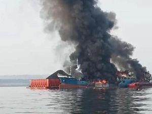 Pencarian Korban Hilang Ledakan Kapal Tanker di Lamongan Disetop Sementara Pencarian Korban Hilang Ledakan Kapal Tanker di Lamongan Disetop Sementara