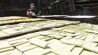 Melihat Pembuatan Brem Khas Madiun