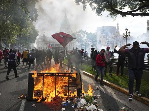 Pensiunan dan Penggemar Sepak Bola Argentina Bentrok dengan Polisi