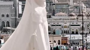 7 Foto Gaya Celine Evangelista Pakai Cadar Saat Umrah, Sudah Jadi Mualaf