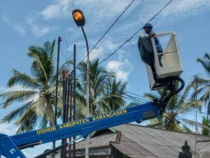 Dishub Karangasem Perbaiki LPJU Jelang Mudik Lebaran Dishub Karangasem Perbaiki LPJU Jelang Mudik Lebaran