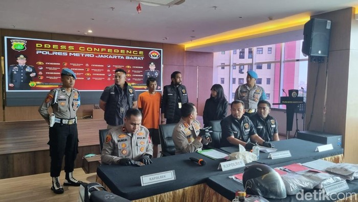 Polisi merilis kasus pembunuhan ibu dan anak dalam penampungan air di Tambora, Jakarta Barat.