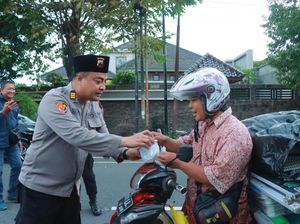 Kuatkan Sinergi Bareng Media, Polres Klaten Bagikan Takjil-Sosialisasi Layanan