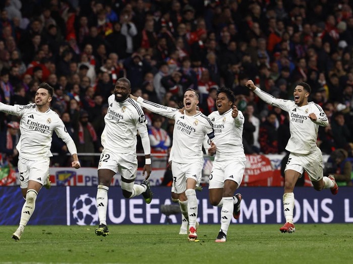 Soccer Football - Champions League - Round of 16 - Second Leg - Atletico Madrid v Real Madrid - Metropolitano, Madrid, Spain - March 12, 2025 Real Madrid's Antonio Rudiger celebrates with teammates after the match REUTERS/Juan Medina