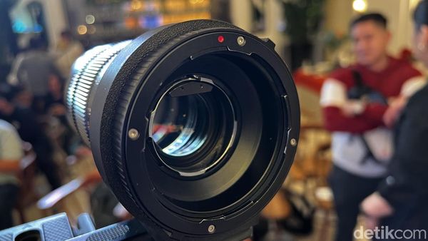 Mencoba Ponsel Konsep Realme Nan Canggih, Bisa Ganti Lensa!