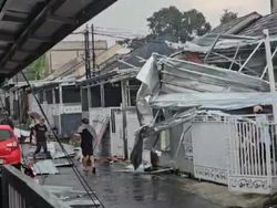 11 Rumah Rusak Diterjang Angin Kencang di Garut
