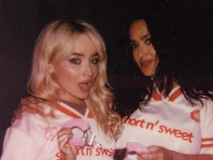 Salma Hayek dan Sabrina Carpenter Bestie Banget! Salma Hayek dan Sabrina Carpenter Bestie Banget!