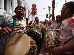 Semarak Festival Warna di Nepal Semarak Festival Warna di Nepal