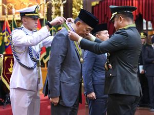 Sjafrie Terima Tanda Kehormatan Tertinggi dari TNI