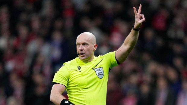  Referee Szymon Marciniak indicates Julian Alvarez of Atletico Madrid touched the ball two times when taking his penalty in the shoot-out following the UEFA Champions League 2024/25 UEFA Champions League 2024/25 Round of 16 second leg match between Atletico de Madrid and Real Madrid C.F. at Estadio Wanda Metropolitano on March 12, 2025 in Madrid, Spain. (Photo by Fantasista/Getty Images)