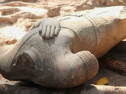 Arkeolog di Kamboja Akhirnya Temukan Badan Patung yang Terpisah Sejak Lama