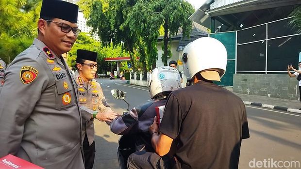 Wakapolda Metro Jaya Brigjen Djati Wiyoto Abadhy membagikan sembako kepada warga.