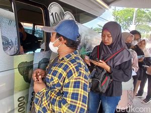 Warga Gigit Jari Gagal Tukar Uang Baru di Layanan Mobil Keliling BI Warga Gigit Jari Gagal Tukar Uang Baru di Layanan Mobil Keliling BI