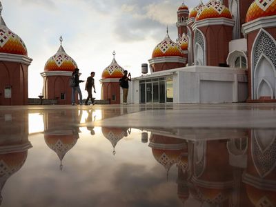 Wisata Religi Masjid 99 Kubah Asmaul Husna di Makassar
