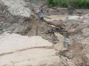 Jalan di Mamasa 3 Hari Lumpuh karena Amblas, Pemkab Keluhkan Alat Berat Minim Jalan di Mamasa 3 Hari Lumpuh karena Amblas, Pemkab Keluhkan Alat Berat Minim