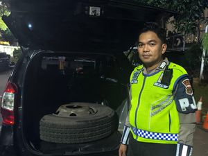 PJR Polda Metro Tangkap Komplotan Pencuri Ban Serep Truk di Tol Halim PJR Polda Metro Tangkap Komplotan Pencuri Ban Serep Truk di Tol Halim