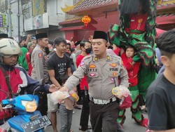 Berkah Ramadan, Pemulung dan Pengendara di Sidoarjo Dapat Sembako-Takjil